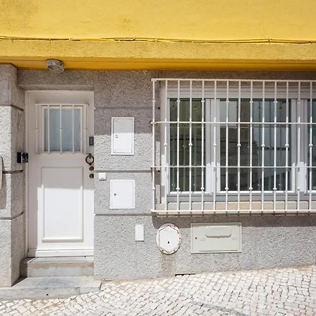 Yellow Studios In Cascais